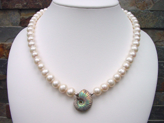 Pearl necklace with Ammonite