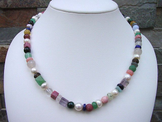 Bunte Edelsteinkette 257,90 Ct. Unikat mit Süßwasserzuchtperlen 50 cm