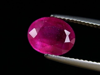 Ruby 2,83 Ct. oval - fine red pink - treated