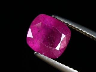 Ruby 3,19 Ct. cushion cut - fine red pink - treated