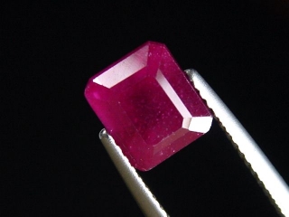 Ruby 3,45 Ct. octagon - fine red pink - treated
