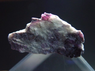 Sugilite specimen 29 mm - Wessels mine, Kuruman, Southafrica