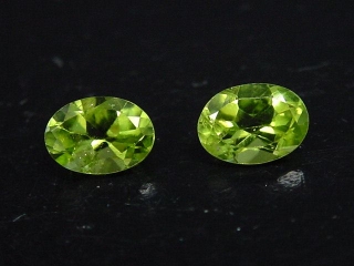 Peridot Paar 1,74 Ct. Oval 7 x 5 mm Sri Lanka