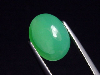 Chrysoprase 3,28 Ct. oval cabochon Brazil B-quality