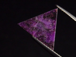 Sugilite 1,96 Ct. trillion cut - Wessels mine, Kuruman, Southafrica