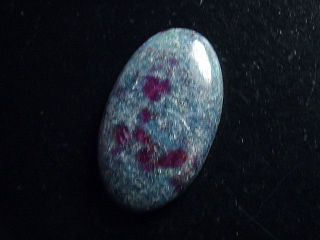 Ruby in Kyanite / Disthen 39,27 Ct. cabochon