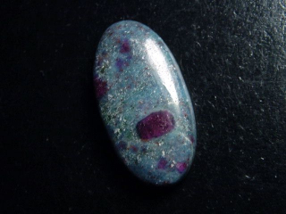 Ruby in Kyanite / Disthen 37,38 Ct. cabochon