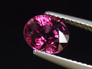 Rhodolite Garnet 2,02 Ct. fine red purple oval