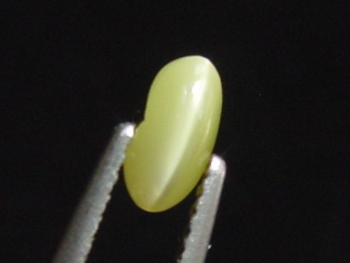 Chrysoberyll Katzenauge 0,80 Ct. Oval Cabochon B-Qualität