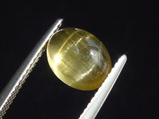 Golden Beryl double cat's eye 2,08 Ct. oval cabochon