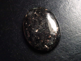 Bronzit 63,15 Ct. Oval Cabochon mit feinem Schimmer