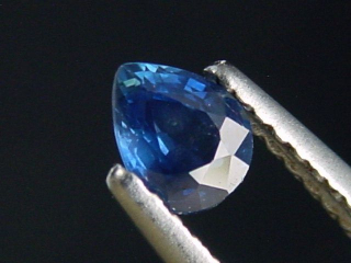 Blauer Saphir 0,44 Ct. Tropfen 5 x 4 mm Sri Lanka