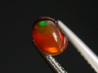 Feueropal 0,64 Ct. mit Farbenspiel Oval Cabochon