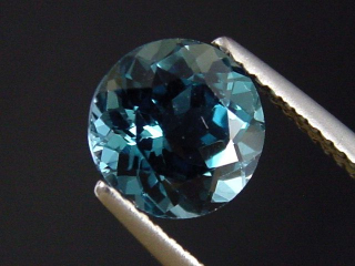 Topaz 2,64 Ct. fine London blue treated 8 mm round