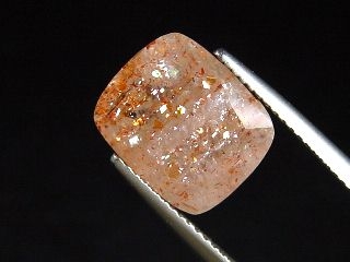 Quartz with Hematite 5,30 Ct. natural confetti inclusions