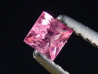 Rosa Spinell 0,18 Ct. 3 x 3 mm Carree Tansania