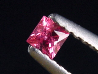 Rosa Spinell 0,16 Ct. 2,5 x 2,5 mm Carree Tansania