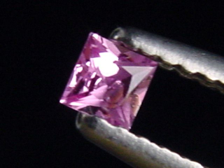 Rosa Spinell 0,12 Ct. 2,5 x 2,5 mm Carree Tansania