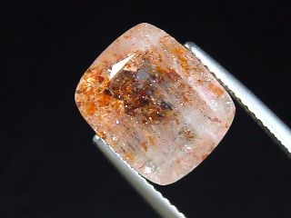 Quartz with Hematite 5,39 Ct. natural confetti inclusions