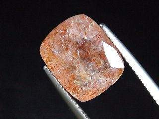 Quartz with Hematite 5,44 Ct. natural confetti inclusions b-quality