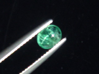 Smaragd Katzenauge 0,66 Ct. Oval Cabochon Kolumbien