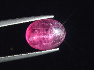 Rubellit Turmalin Katzenauge 3,56 Ct. Oval Cabochon Brasilien