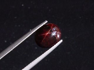 Sterngranat 7,29 Ct. 4-strahliger Stern Cabochon Indien fein