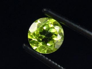 Peridot 1,03 Ct. apple green - 6 mm round Sri Lanka