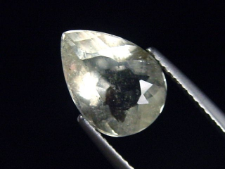 Wüstenglas 2,60 Ct. facettierter Tropfen - selten