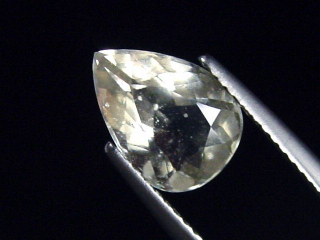 Wüstenglas 1,76 Ct. facettierter Tropfen - selten