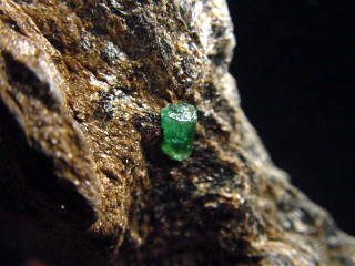 Emerald crystal specimen 102 mm - Habachtal, Austria