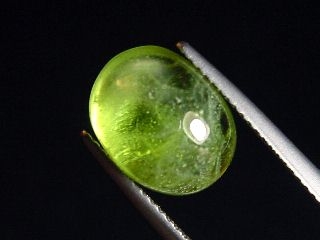 Peridot 6,51 Ct. applegreen - 12 x 9 mm oval cabochon