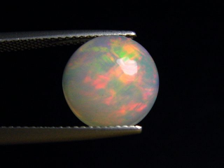 Opal 3,88 Ct. fine quality - round cabochon