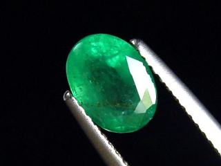 Smaragd 1,30 Ct. feines Grün 8 x 6 mm Oval Kolumbien