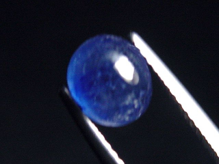 Sapphire 2,73 Ct. oval cabochon - fine blue - treated Madag.