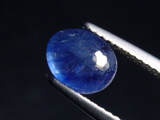 Sapphire 2,08 Ct. oval cabochon - fine blue - treated Madag.