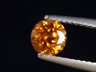 Spessartit Granat 0,84 Ct. leuchtend orange 5,5 mm Rund Tansania