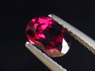 Rhodolit Granat 1,08 Ct. Oval 7 x 5 mm Sri Lanka