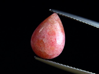 Tugtupit 2,99 Ct. Tropfen Cabochon selten - Ilimaussaq, Grönland