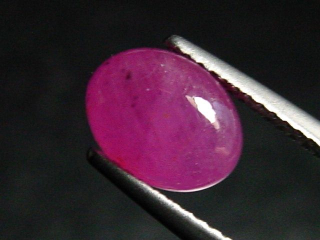 Rubin 3,66 Ct. Naturfarbe 8,5 x 6,5 mm Oval Cabochon Tansania