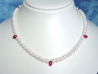 Pearl necklace 113,90 Ct. with fine quality Ruby drops 43 cm