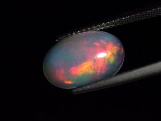 Opal 3,07 Ct. fine colorplay - oval cabochon