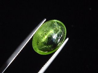 Peridot cat's eye 7,38 Ct. - apple green - oval cabochon
