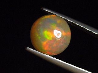Opal 3,36 Ct. fine colorplay round cabochon