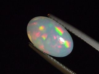 Opal 2,40 Ct. fine colorplay oval cabochon