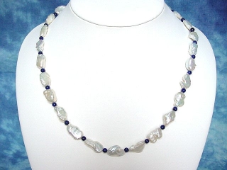 Keshi Pearl necklace 146,40 Ct. fine Keshi pearls with Lapislazuli 52 cm