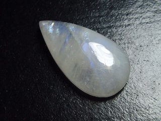 Rainbow Moonstone 33,47 Ct. pear cabochon