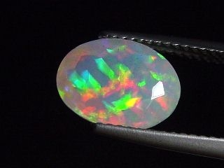 Opal 2,06 Ct. fine quality faceted oval