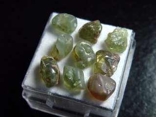 Demantoid Granat Lot in Box - Erongo, Namibia