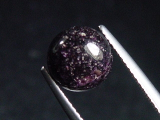 Sugilite 3,39 Ct. cabochon - Wessels mine, Kuruman, Southafrica